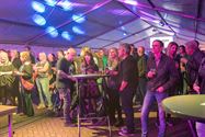 Volle tent voor Covers on the Rocks