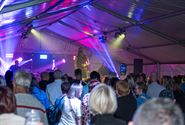 Volle tent voor Covers on the Rocks