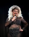 De Val wordt ingepakt door de drag queens