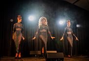 De Val wordt ingepakt door de drag queens