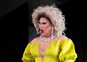 De Val wordt ingepakt door de drag queens