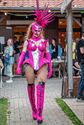 De Val wordt ingepakt door de drag queens