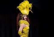 De Val wordt ingepakt door de drag queens