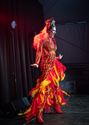 De Val wordt ingepakt door de drag queens