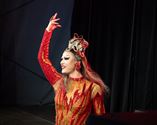 De Val wordt ingepakt door de drag queens