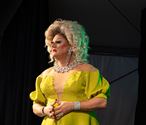 De Val wordt ingepakt door de drag queens