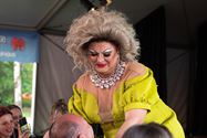 De Val wordt ingepakt door de drag queens