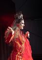 De Val wordt ingepakt door de drag queens