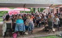 De Val wordt ingepakt door de drag queens