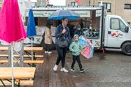 Regen verstoort de start van foodtruckfestival