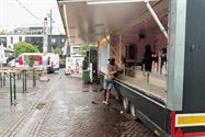 Regen verstoort de start van foodtruckfestival