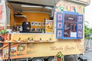 Regen verstoort de start van foodtruckfestival