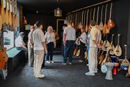 Winkel op Cité met oosterse instrumenten en muziek