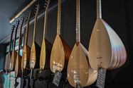 Winkel op Cité met oosterse instrumenten en muziek