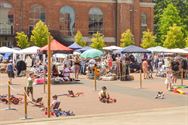 Rommelmarkt maakt van Marktplein tropische plek