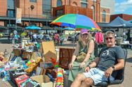 Rommelmarkt maakt van Marktplein tropische plek
