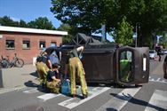 Auto belandt op flank bij zware botsing