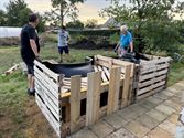 En de dorpsboeren ... zij ploegden voort
