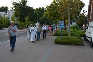 Een zomerse processie naar de Kluis