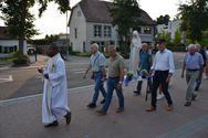 Een zomerse processie naar de Kluis