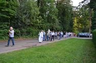 Een zomerse processie naar de Kluis