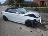 Auto botst tegen boom in Boekt