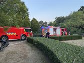 Gras- en haagbrand tot aan spoor in Gompartsstraat