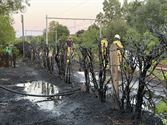 Gras- en haagbrand tot aan spoor in Gompartsstraat