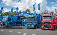 De racetrucks hebben al van katoen gegeven