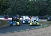 De racetrucks hebben al van katoen gegeven
