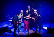 Country Mavericks eert groten van de country