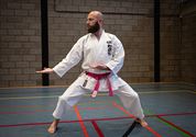 Karateka's dragen roze gordel tegen borstkanker