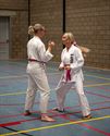 Karateka's dragen roze gordel tegen borstkanker