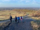 Veel wandelaars op de mijnterril