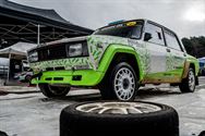 Rallywagens nemen circuit en paddock in