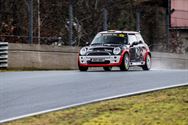 Rallywagens nemen circuit en paddock in
