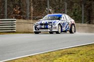 Rallywagens nemen circuit en paddock in
