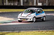 Rallywagens nemen circuit en paddock in