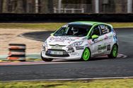 Rallywagens nemen circuit en paddock in