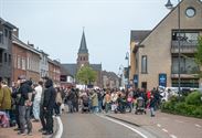 Veel kijkers en groepen bij Heusdense stoet