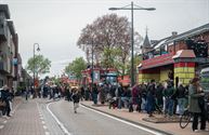 Veel kijkers en groepen bij Heusdense stoet