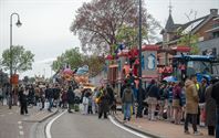 Veel kijkers en groepen bij Heusdense stoet