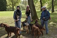 Baasjes en honden wandelden naar De Kluis