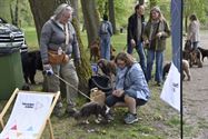 Baasjes en honden wandelden naar De Kluis