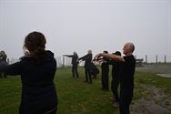 De tai chi wave op de mijnterril gehuld in de mist
