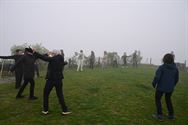 De tai chi wave op de mijnterril gehuld in de mist