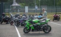 Massa volk voor auto's, show en DDT op Race Wars
