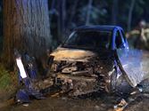 Auto crasht en vat vuur, bestuurder gewond