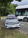 Lichtgewonden bij botsing tussen auto en bus