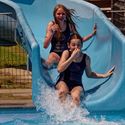 Een koele plons op de openingsdag van het zwembad